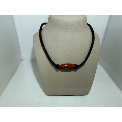 Collar de cuero con coral rojo