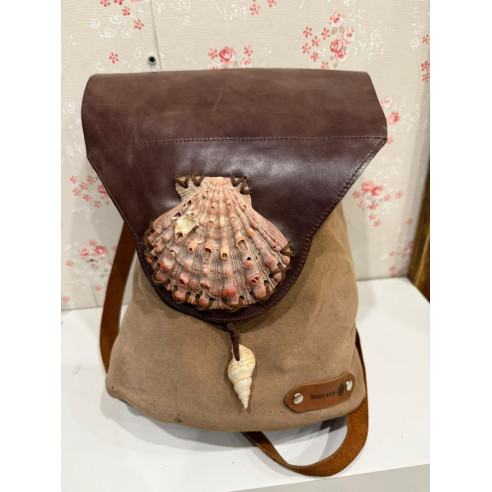 Mochila con concha incrustada