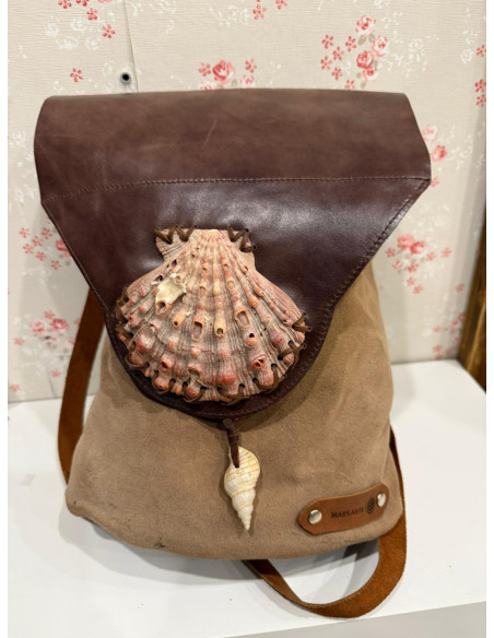 Mochila con concha incrustada
