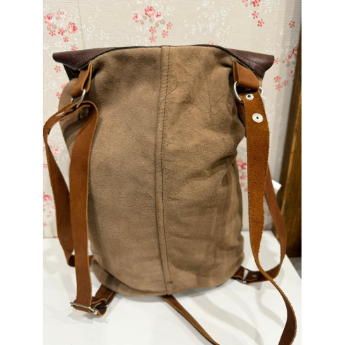 Mochila con concha incrustada