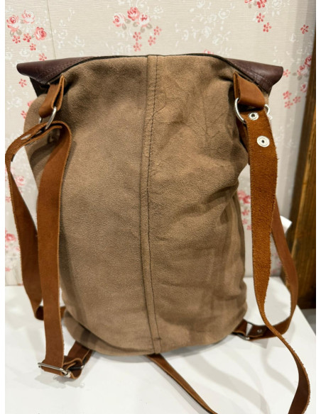 Mochila con concha incrustada