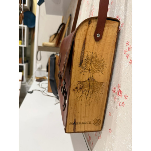 Bolso portafolio de cuero y madera