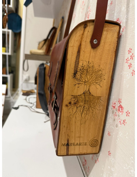 Bolso portafolio de cuero y madera