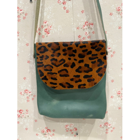 Bandolera de cuero azul con solopa  de leopardo