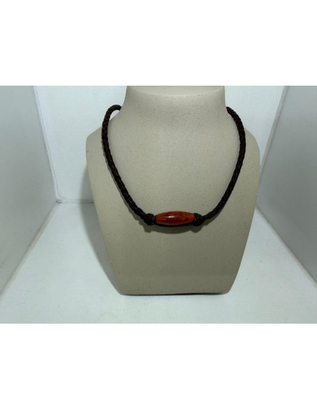 Collar de cuero con coral rojo