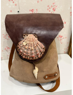 Mochila con concha incrustada