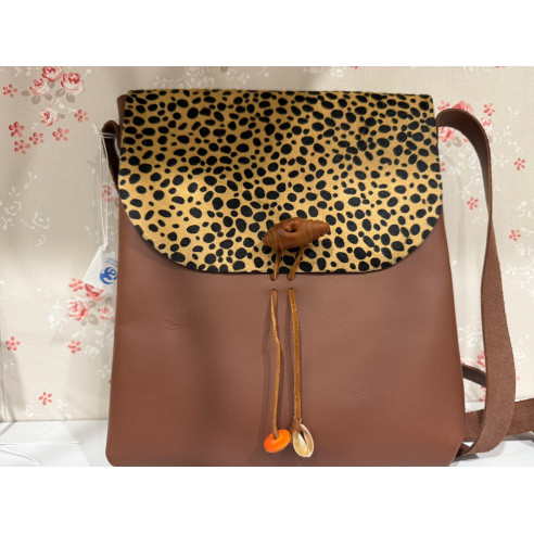Bandolera con solapa de tigre