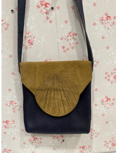 Bandolera de cuero azul marino con gravado de concha