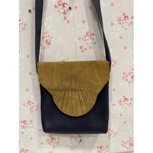 Bandolera de cuero azul marino con gravado de concha