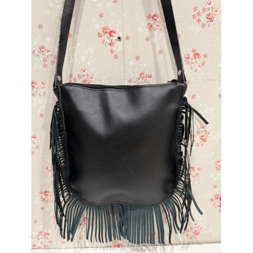 Bolso de cuero negro con flecos
