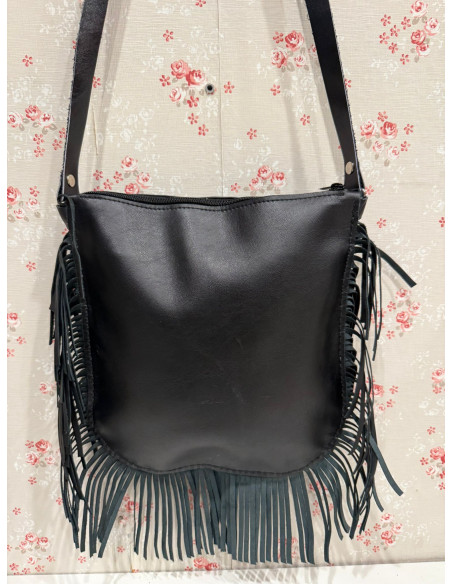 Bolso de cuero negro con flecos
