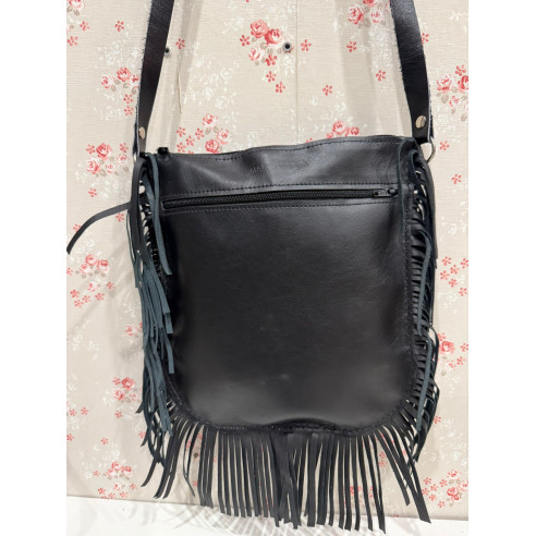 Bolso de cuero negro con flecos
