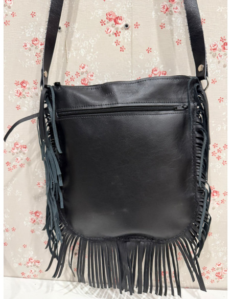 Bolso de cuero negro con flecos