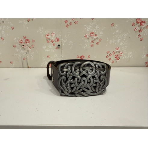 Cinturones con hebillas personalizadas