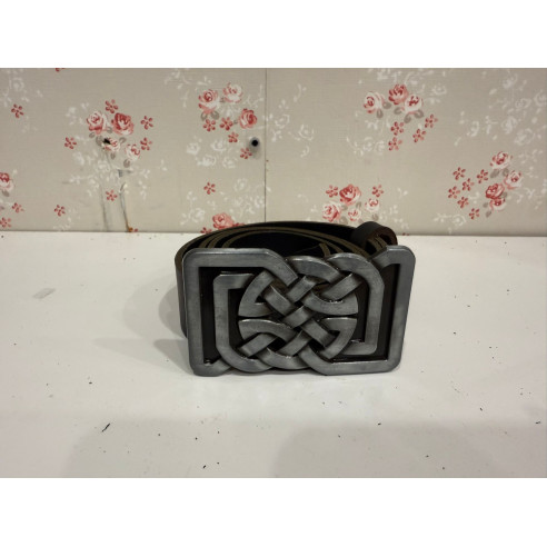 Cinturones con hebillas personalizadas