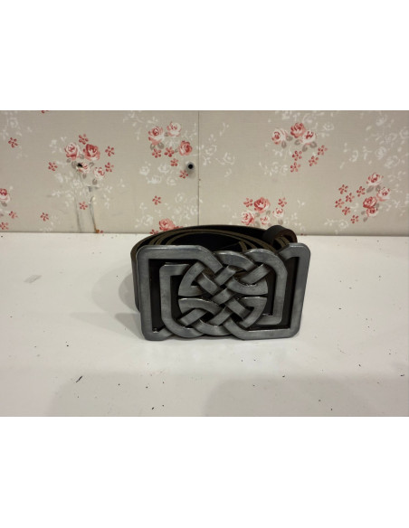 Cinturones con hebillas personalizadas