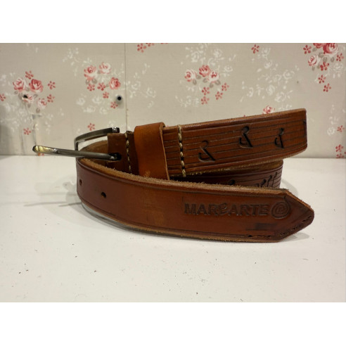 Cinturón troquelado de cuero negro