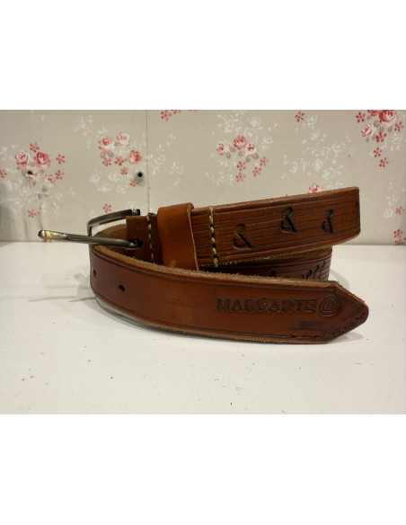 Cinturón troquelado de cuero negro