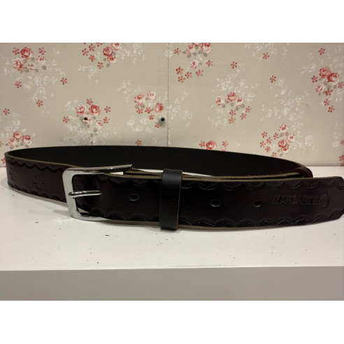 Cinturón troquelado de cuero negro